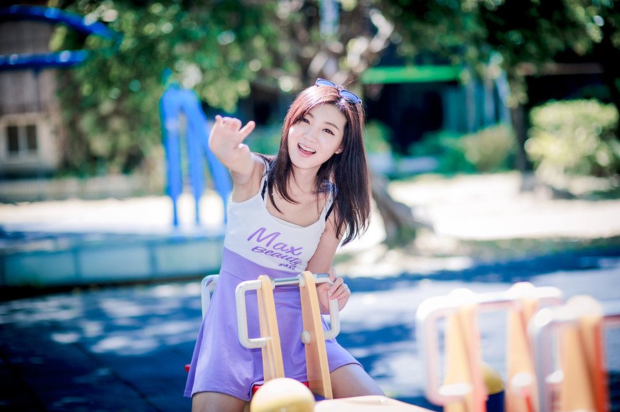 庞统点点头，邓贤、泠苞在军中威望终究不及张任，虽然如今占据了成都，成都以北皆降，但成都以南，巴郡各地将领官员却并未表态。